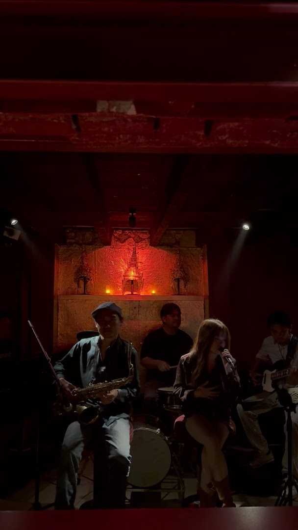 Chada Vientiane: live music venue atmosphere