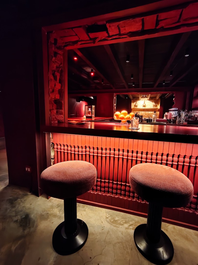 Chada Vientiane: high quality atmospheric bar interior