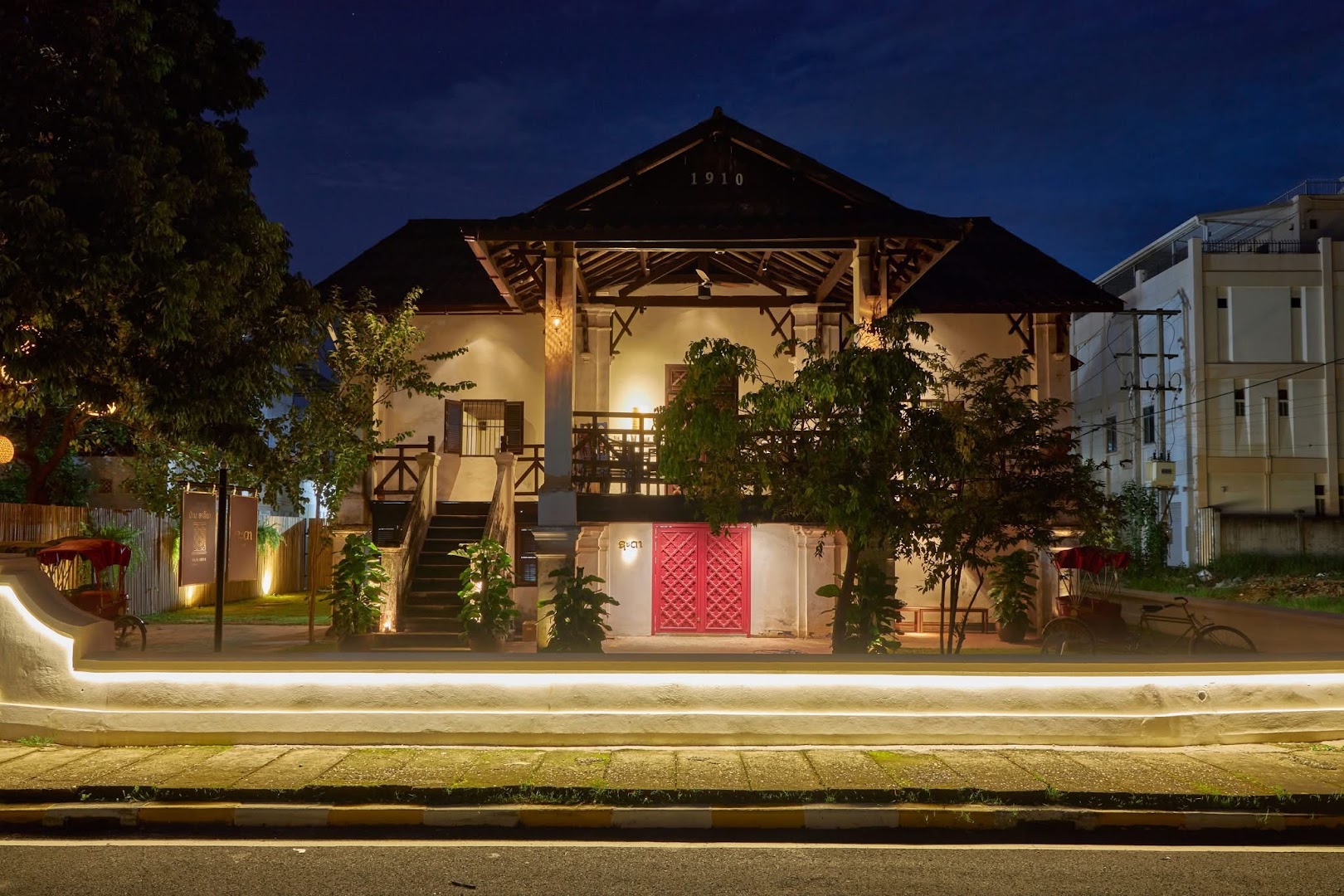 Chada Vientiane: beautiful professional exterior night shot