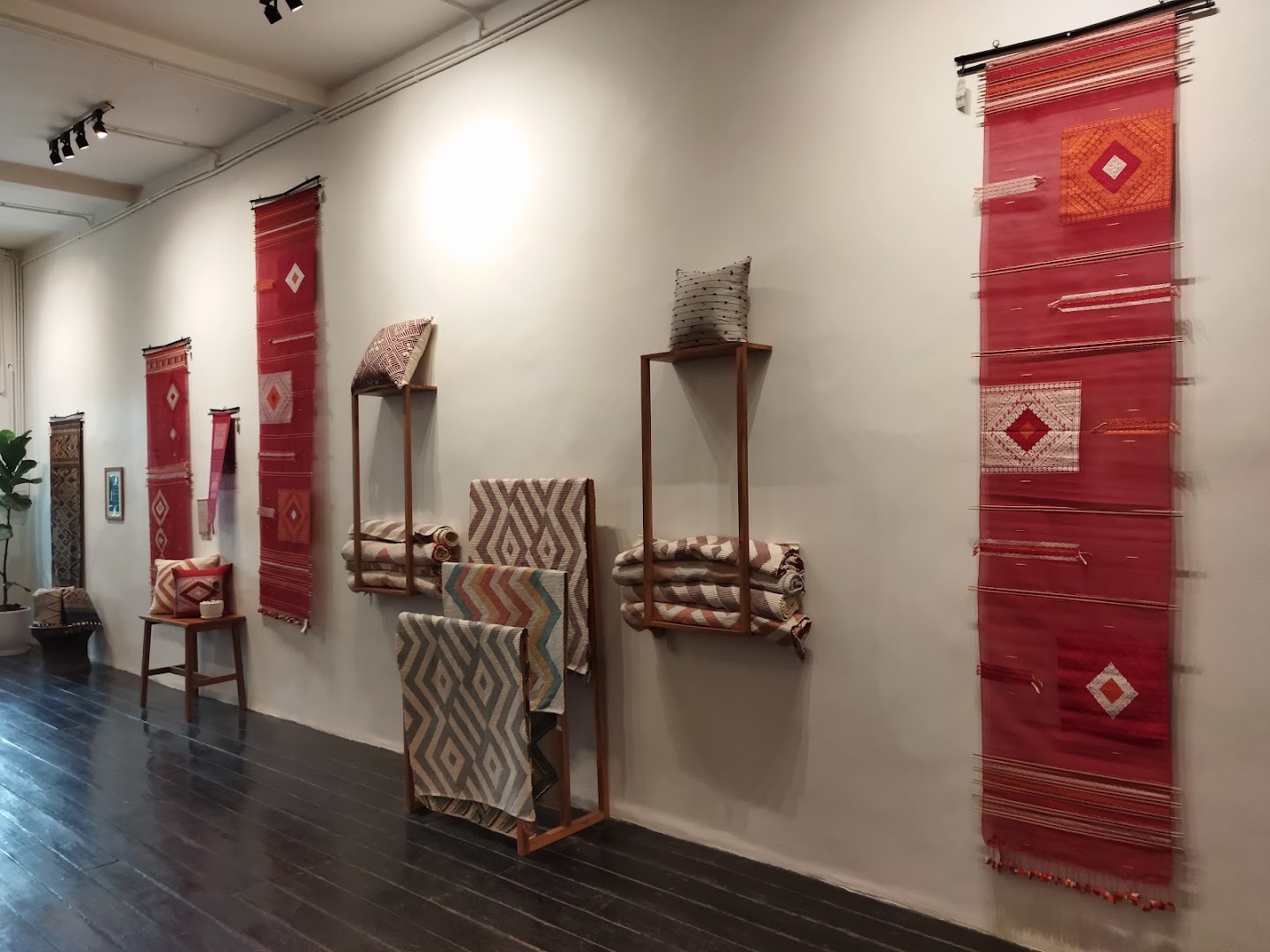 Ock Pop Tok Lifestyle Vientiane: clear display of shop products