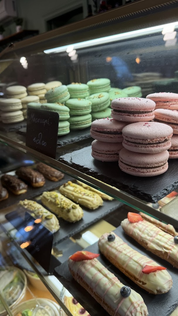 Za Cafino Cafe: appetizing display of fresh pastries