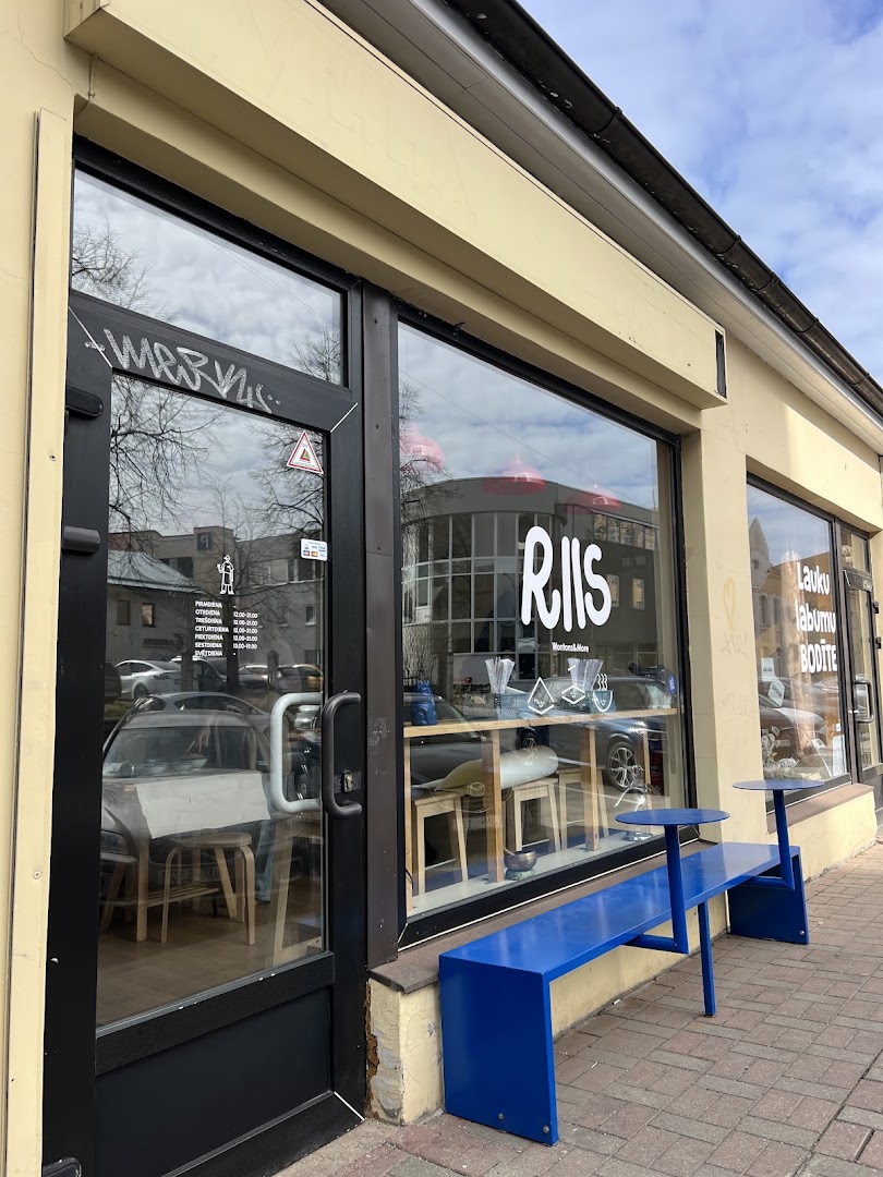 Riis: clear exterior shot of restaurant