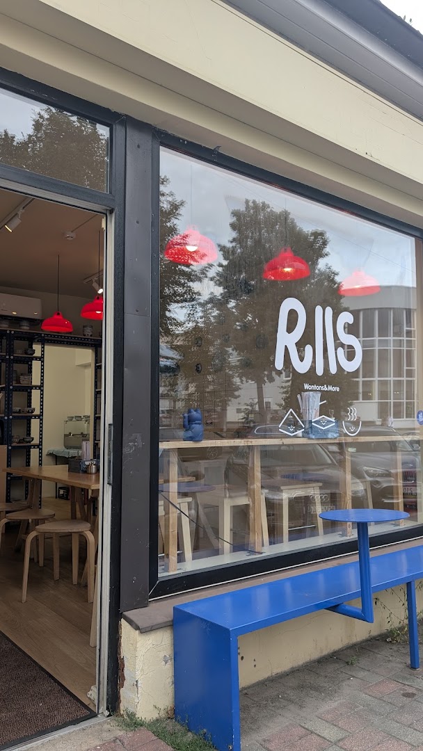 Riis: clear, inviting exterior restaurant shot