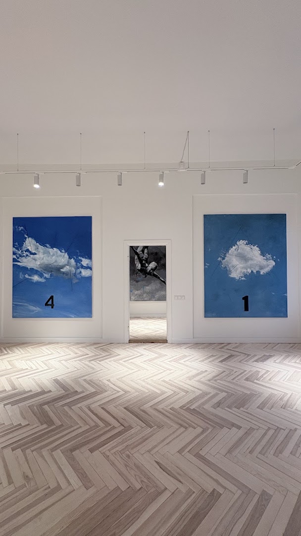 IN DOT Gallery: professional gallery exhibition display