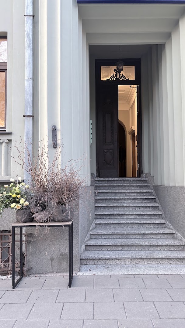 IN DOT Gallery: clear, professional entrance photo