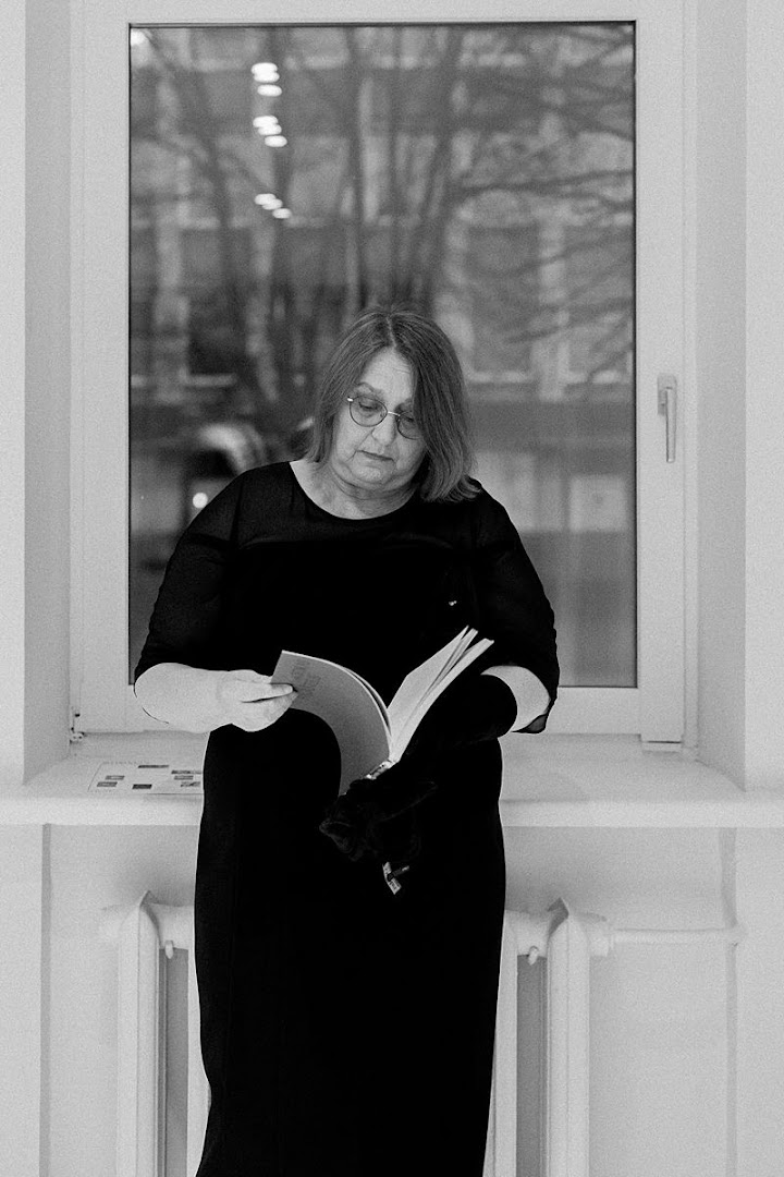 IN DOT Gallery: atmospheric portrait in gallery setting