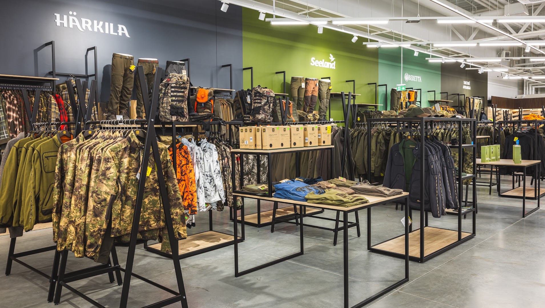 Jahipaun: clear, professional shop interior photo
