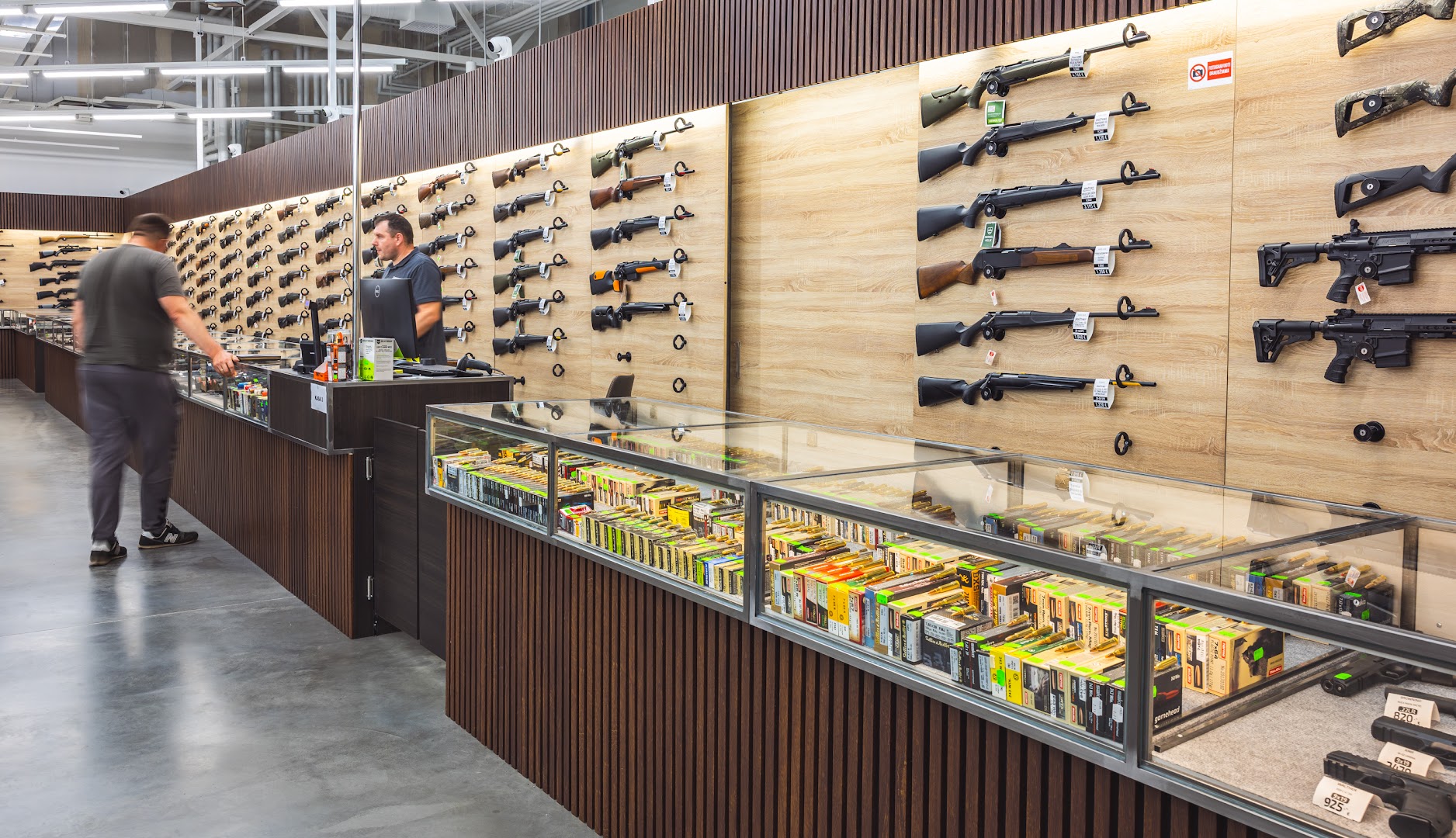 Jahipaun: clear view of shop interior