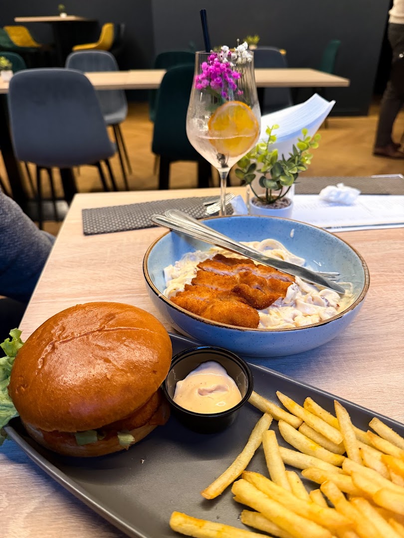ROO Bar & Kitchen: appetizing food and drink presentation