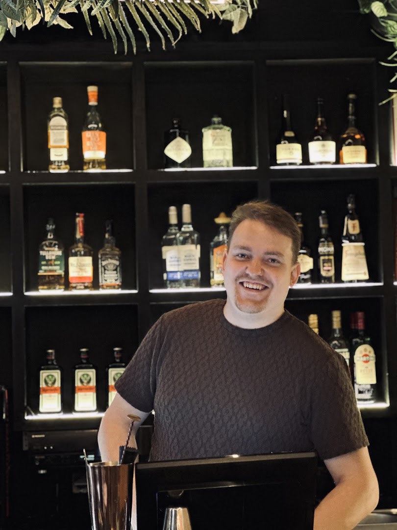 ROO Bar & Kitchen: professional photo of friendly staff