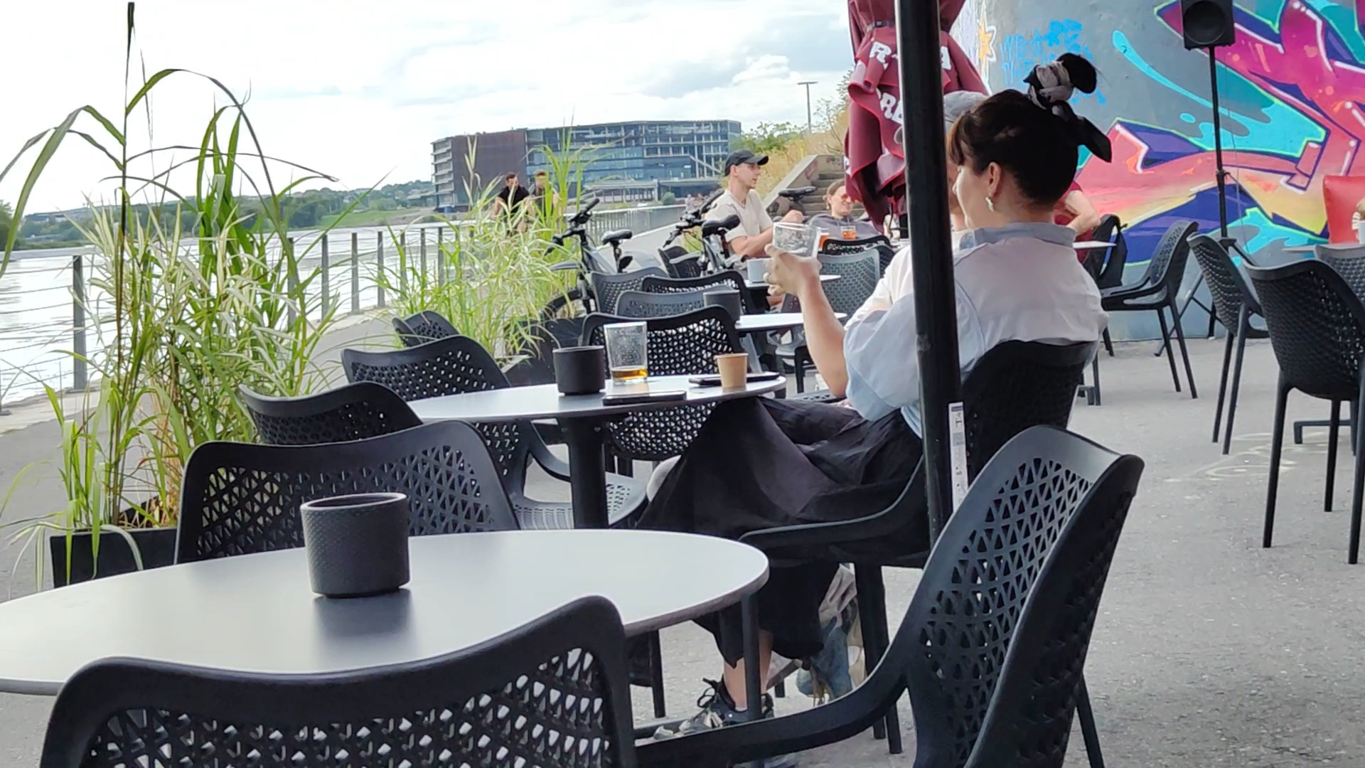 Upė Teka: inviting outdoor bar atmosphere
