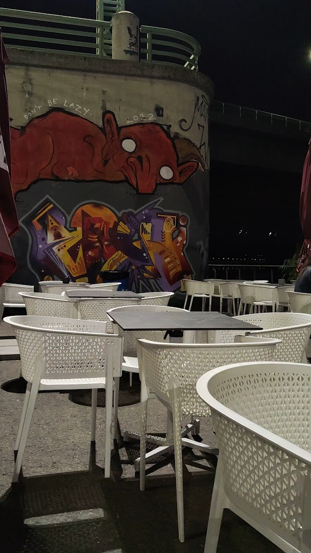 Upė Teka: venue's outdoor seating