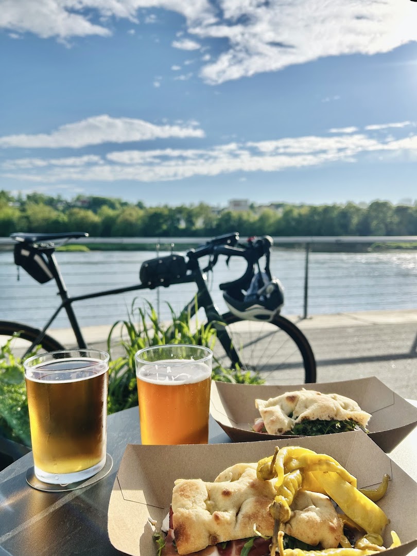 Upė Teka: appealing terrace atmosphere and food