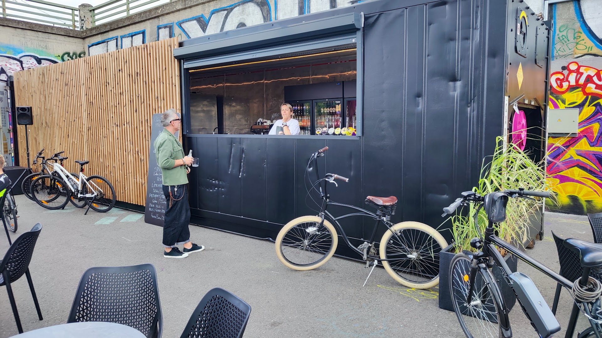 Upė Teka: clear view of bar atmosphere