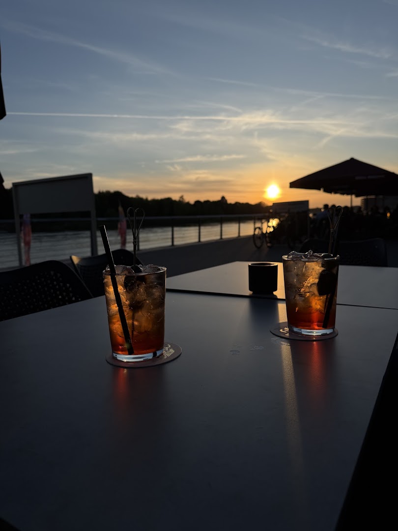 Upė Teka: atmospheric photo of drinks outdoors