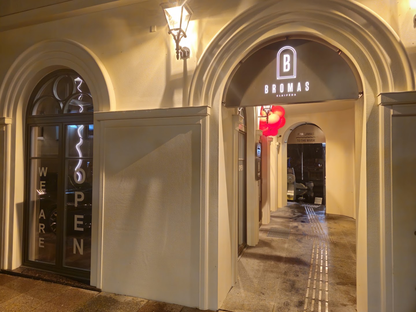 Bromas: clear, inviting exterior shot