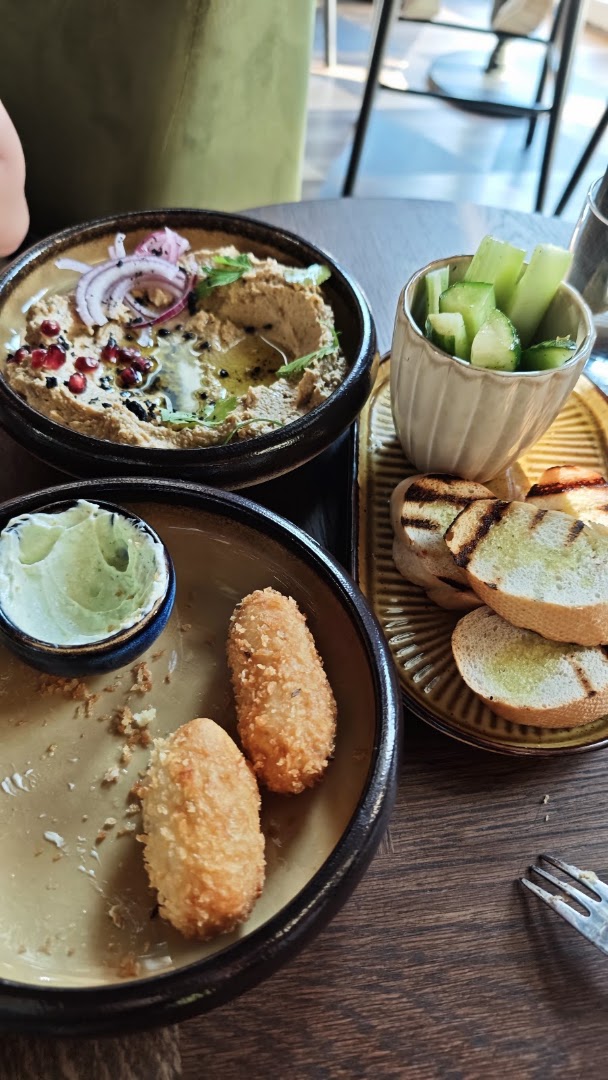 Bromas: appetizing photo of bar food