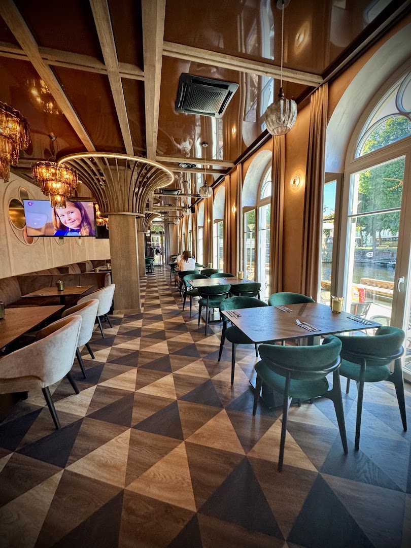 Bromas: high quality interior atmosphere shot