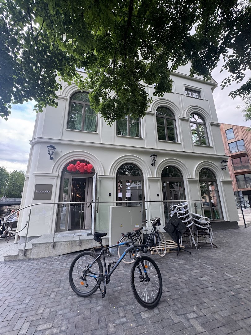 Bromas: clear exterior shot of venue