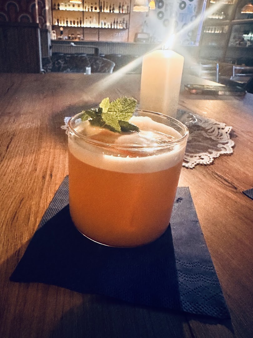 Dirty Hands: appealing cocktail photo with atmosphere