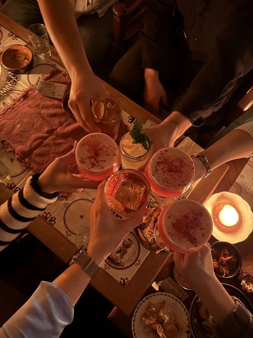 Dirty Hands: inviting atmosphere with drinks