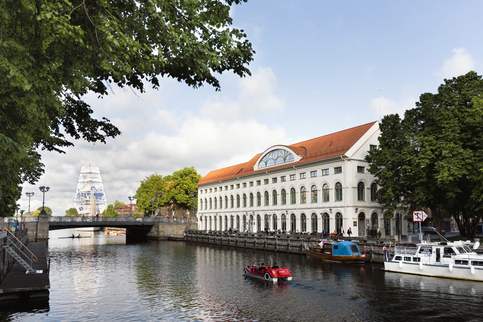 Salamandra: beautiful exterior shot of venue