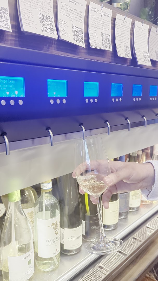 Sip Wine Bar: wine service and atmosphere