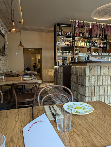 Flying Tomato Pizza: clear, inviting restaurant interior shot