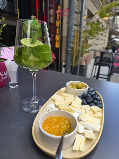 Pink Poodle: appetizing drink and snack presentation
