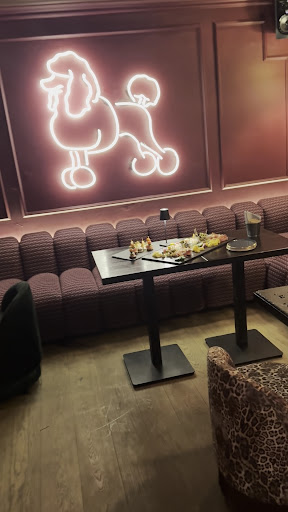 Pink Poodle: attractive interior and bar atmosphere