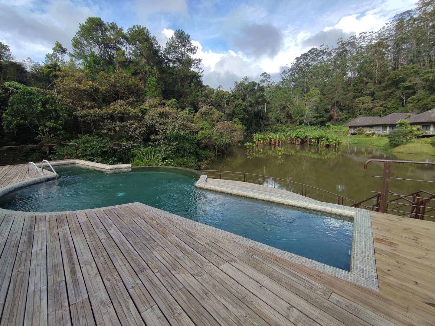 Manjarano Lodge & Spa: attractive pool and scenic view