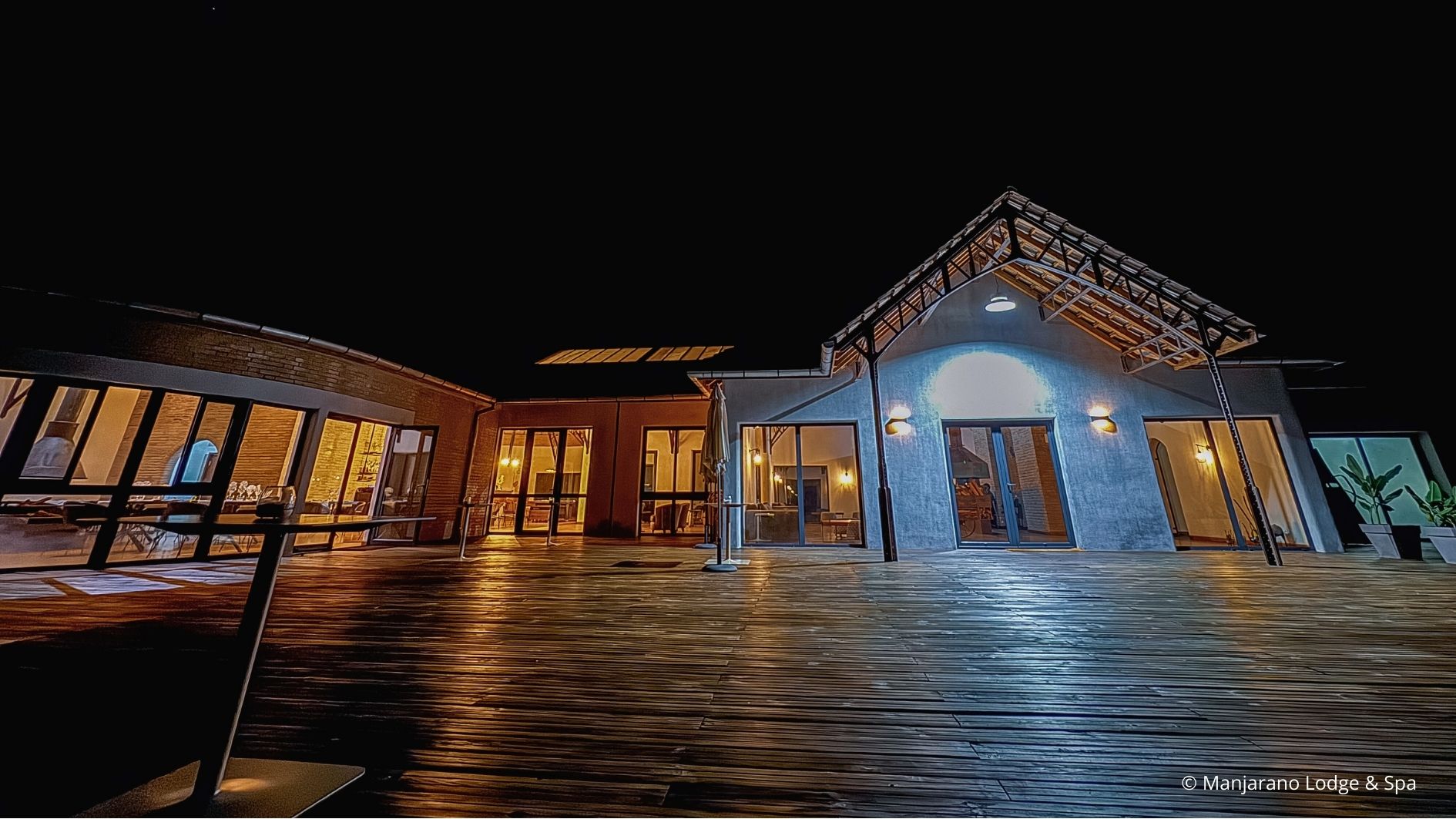 Manjarano Lodge & Spa: professional night shot of venue