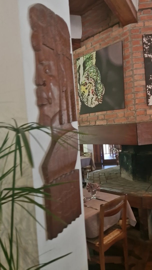 Vakôna Forest Lodge: inviting restaurant interior atmosphere
