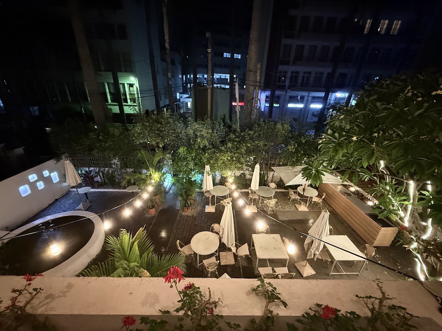 Akany La Terrasse: attractive night view of terrace