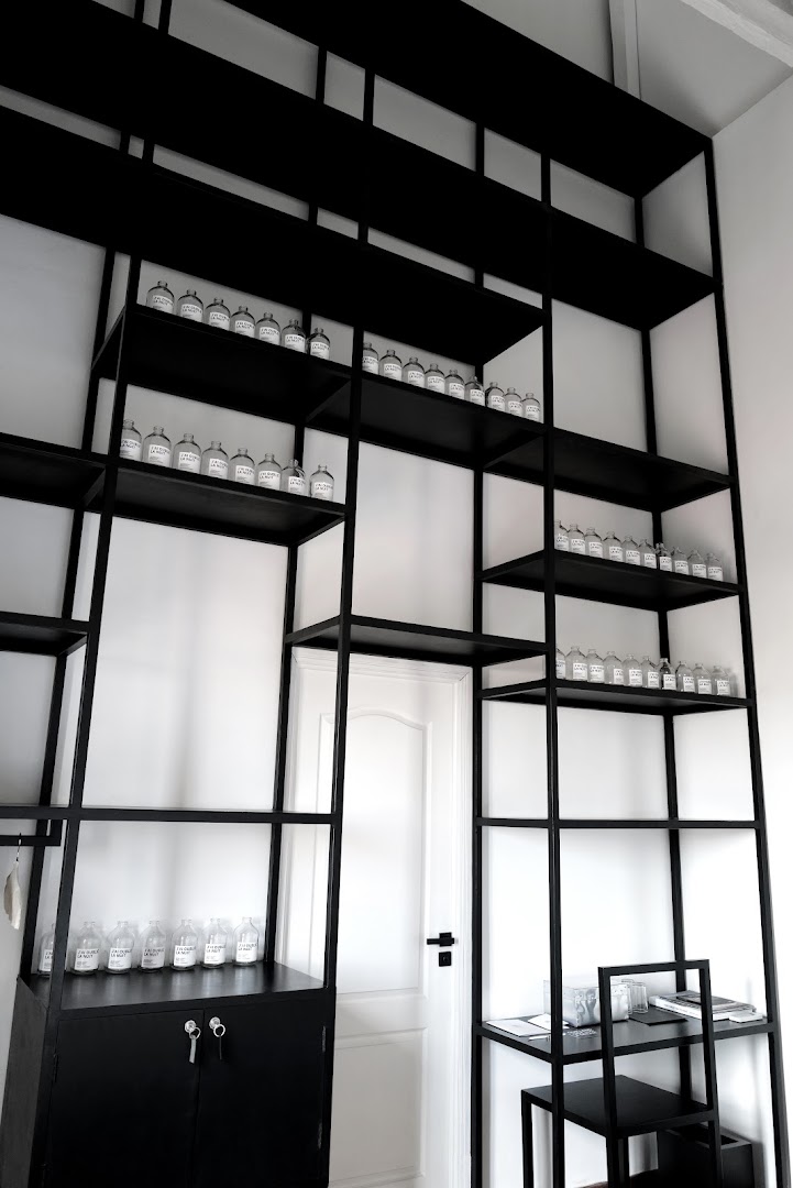 Hakanto House: professional interior gallery display photo