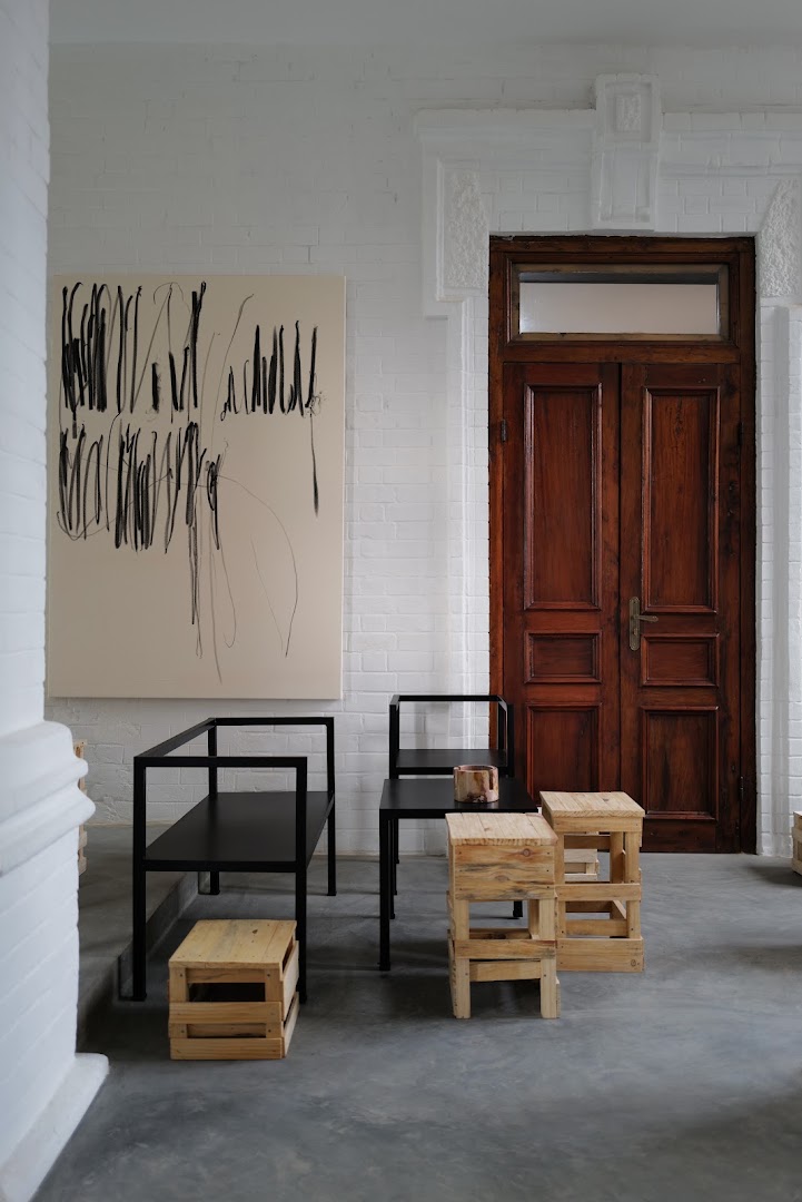 Hakanto House: professional gallery interior shot