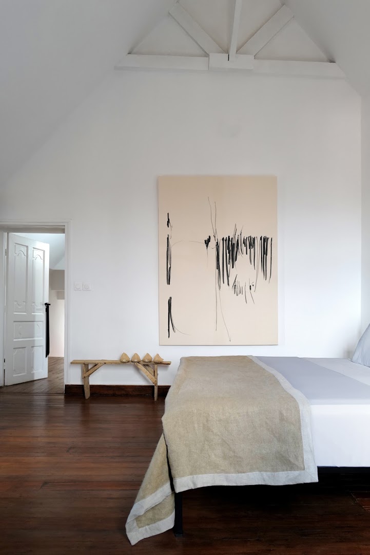 Hakanto House: professional gallery interior shot
