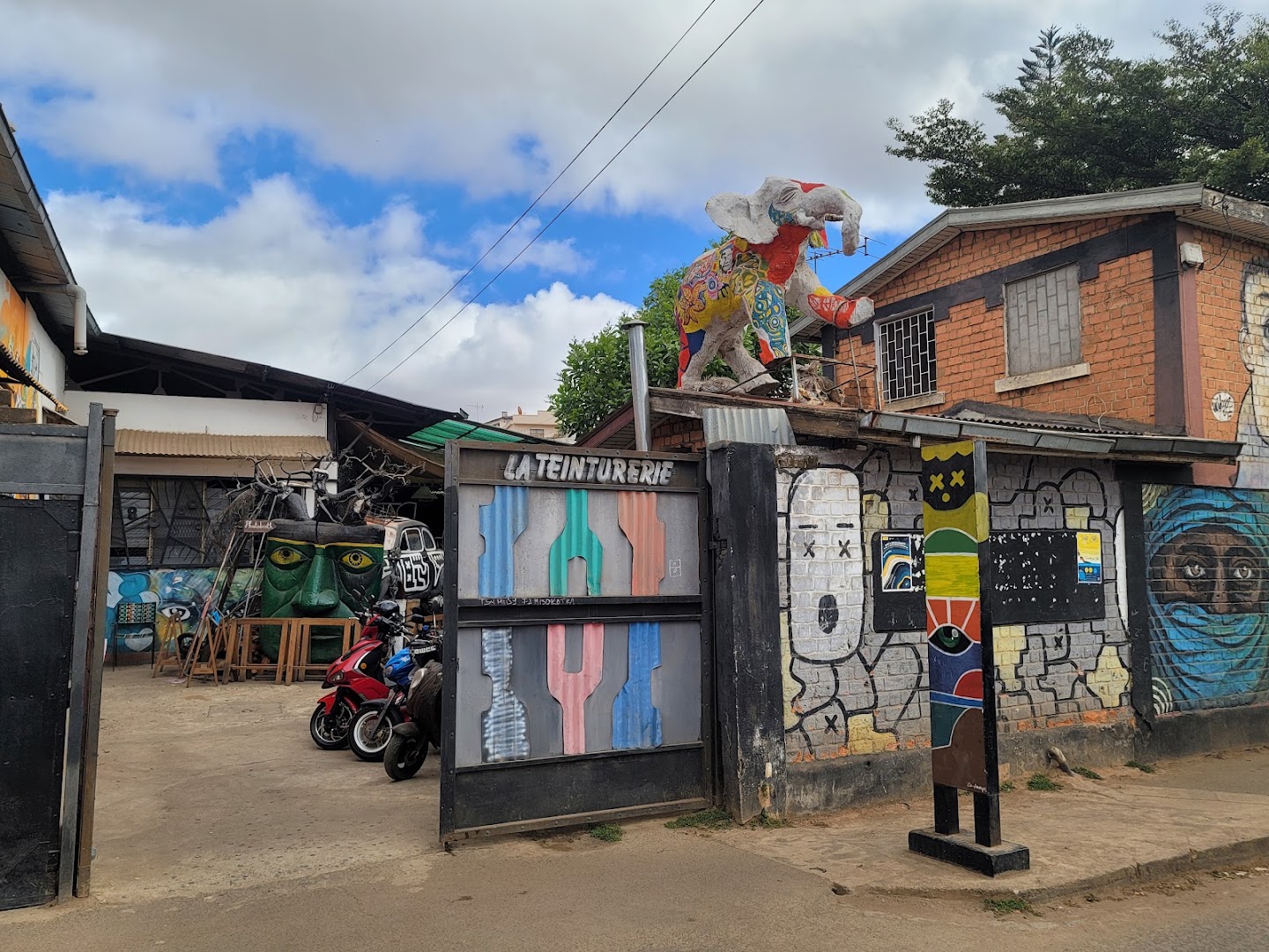 Is'Art Galerie: venue's artistic exterior