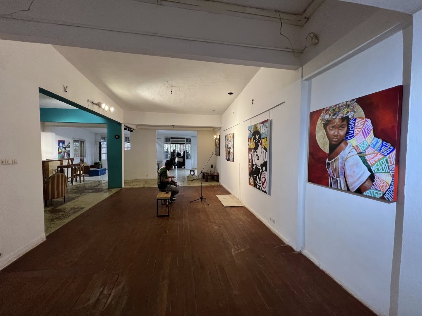 Is'Art Galerie: clear view of gallery interior