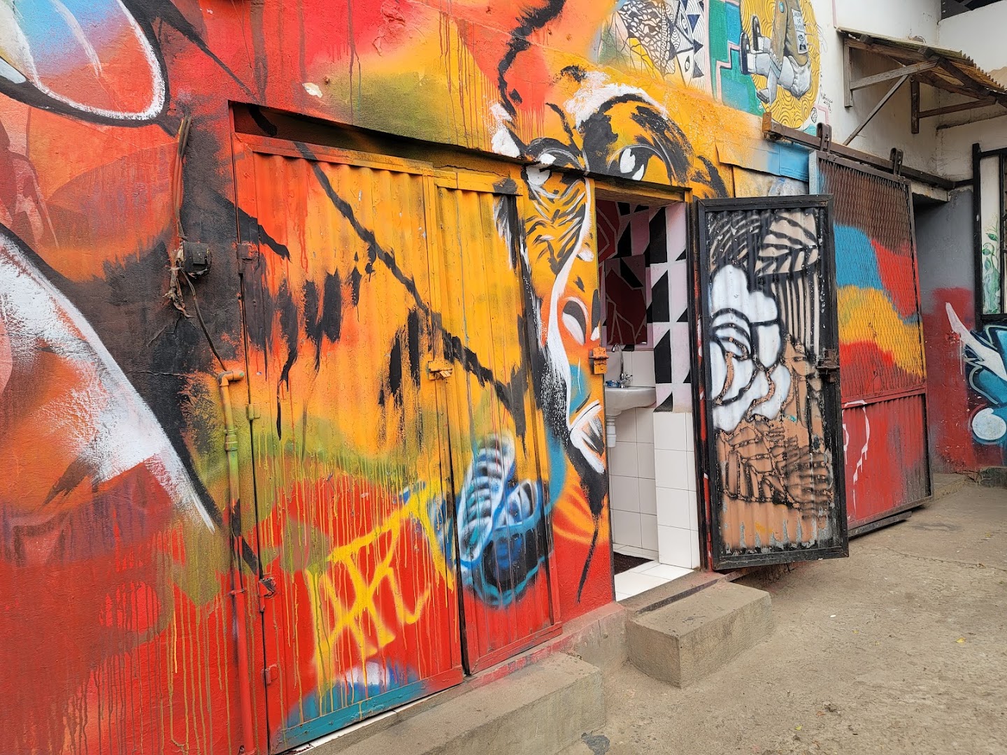 Is'Art Galerie: vibrant gallery exterior and art