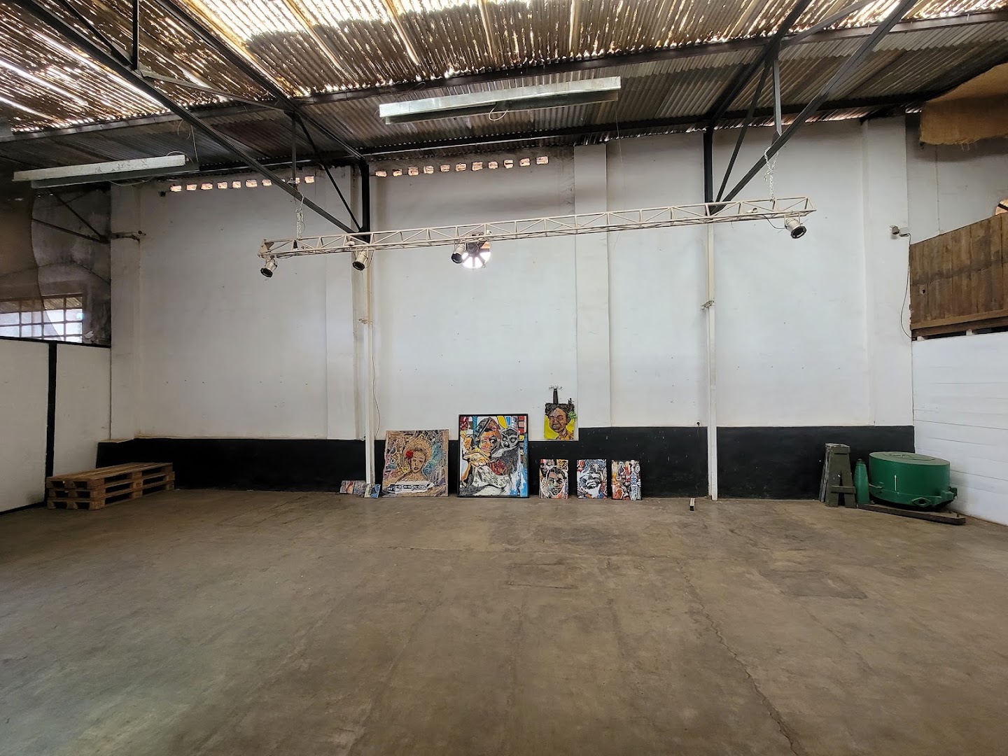 Is'Art Galerie: gallery space and art