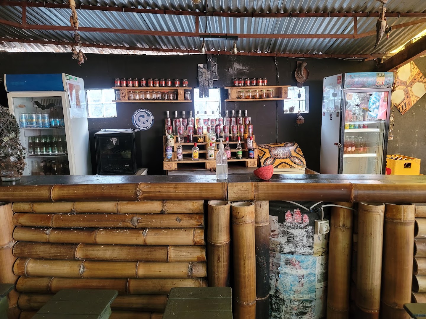 Is'Art Galerie: venue's bar area