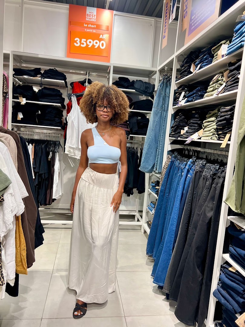 Kiabi Madagascar: customer in store environment