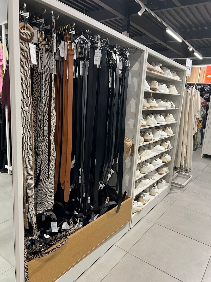 Kiabi Madagascar: clear display of shop products