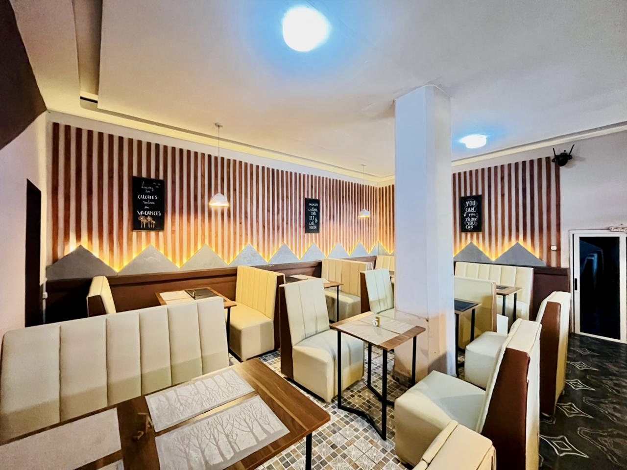 KafeS'mof: clear, inviting interior atmosphere