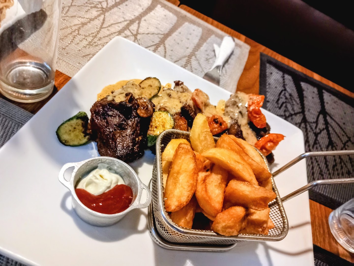 KafeS'mof: appetizing photo of served food