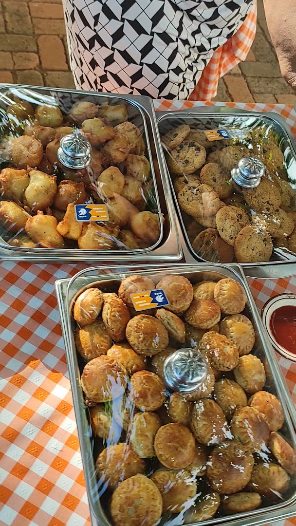 Mini Resto Mami-Jo: appetizing display of restaurant food