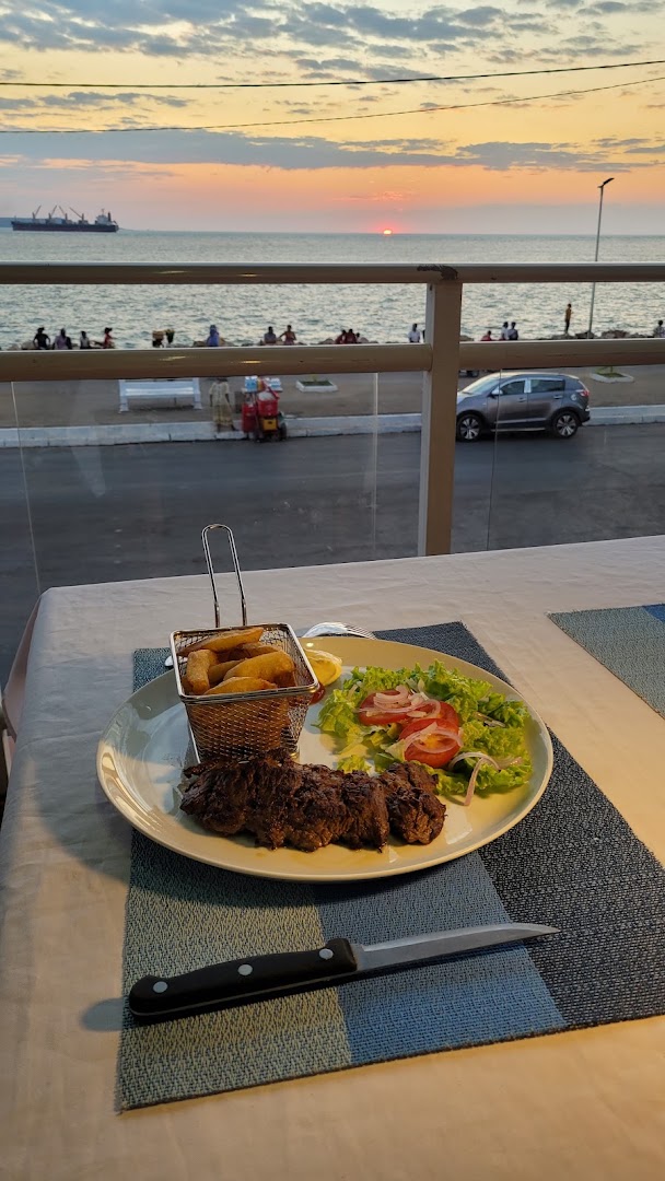 La Promenade: appetizing food with scenic view