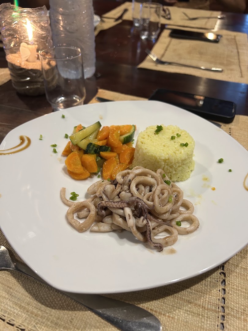 Baomix Restaurant: appetizing, well-lit food presentation