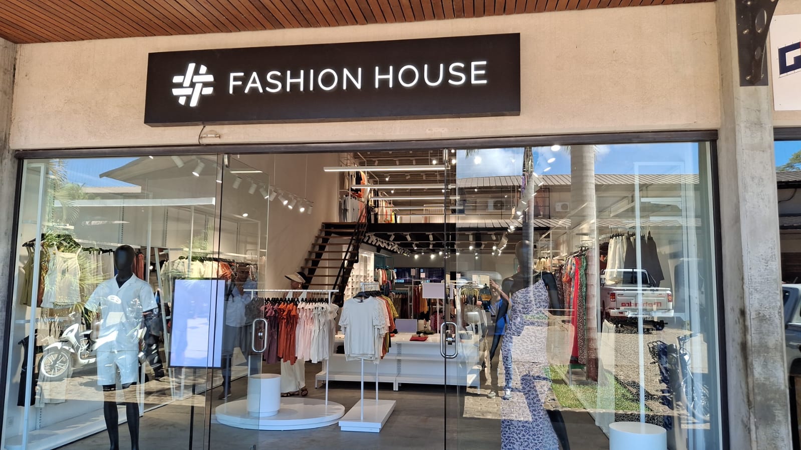 Fashion House Nosy Be: clear storefront photo showing interior